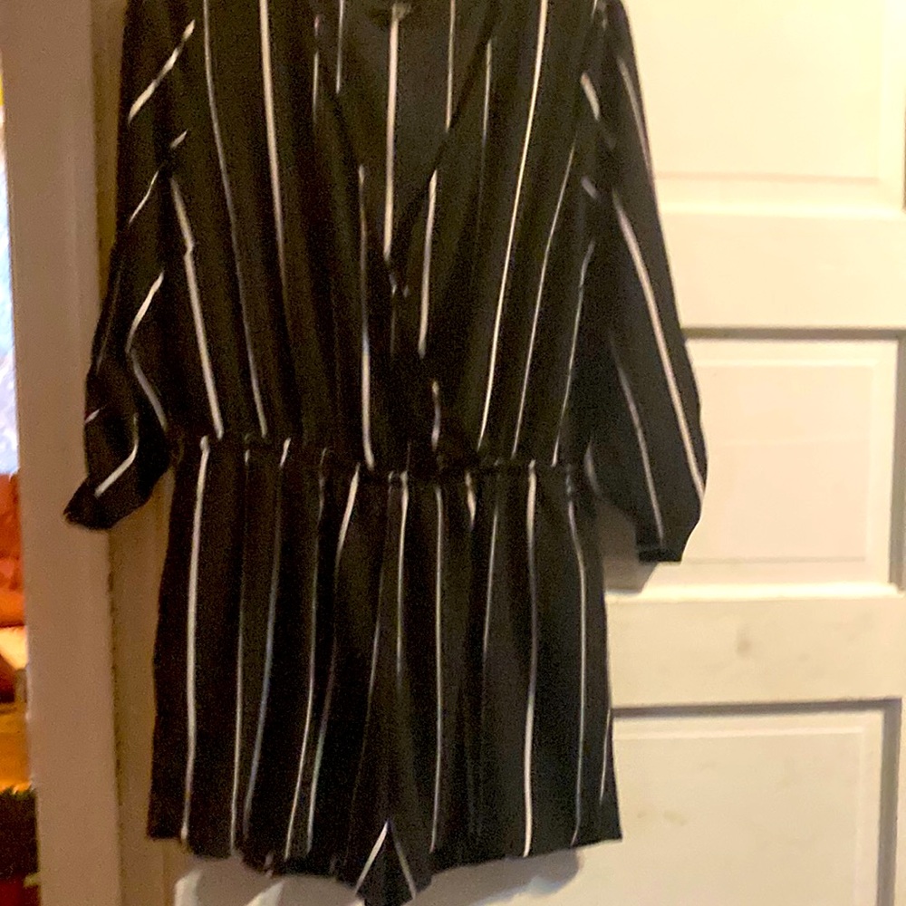 IRIS shorts romper size xl. Has pockets. Deep v neck